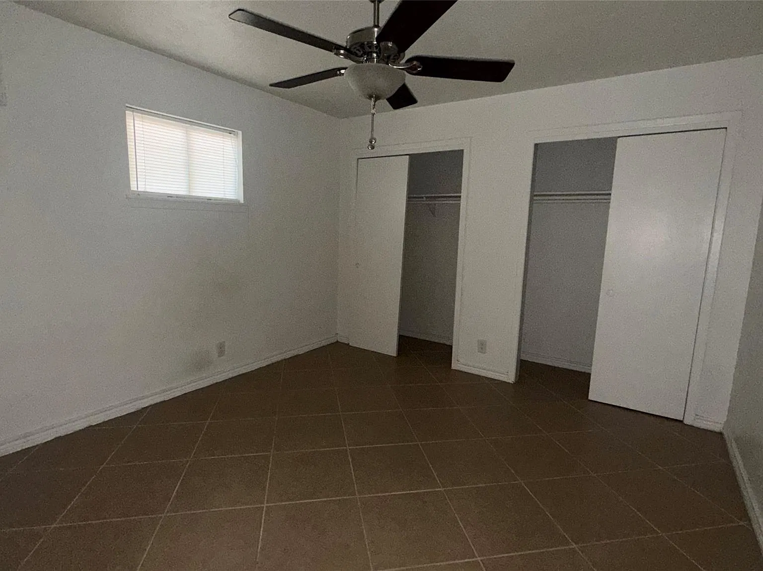 2 bed, 1.0 bath, 4972 sqft, $1,175 — Photo 4