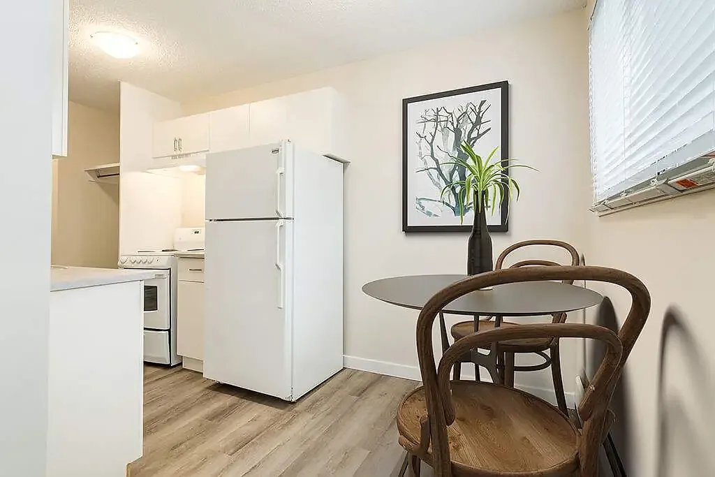 Montrose Apartments — Photo 2
