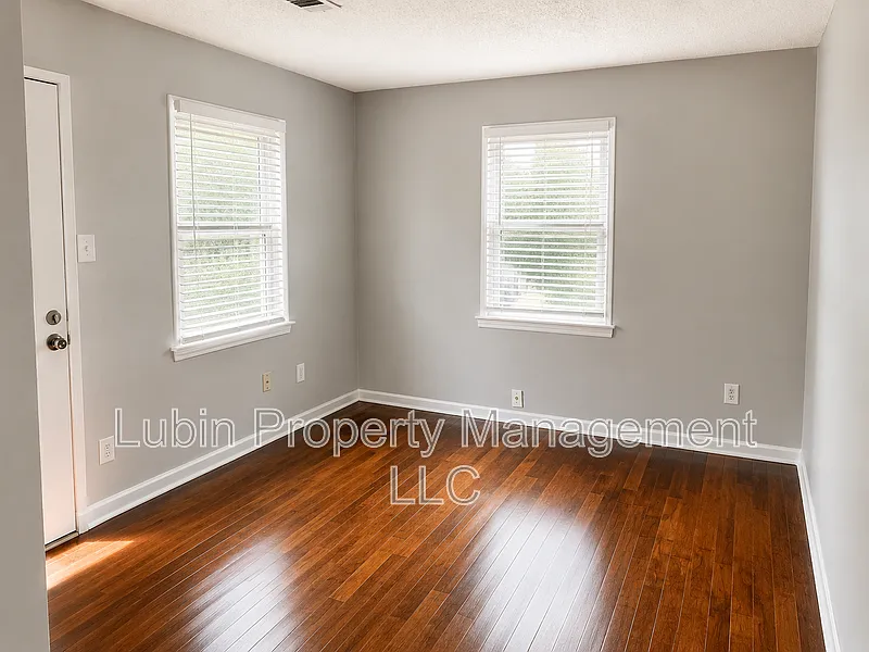 3 bed, 1.0 bath, $999 — Photo 2