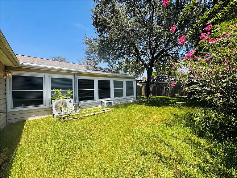 18107 Oakhampton Dr — Photo 13