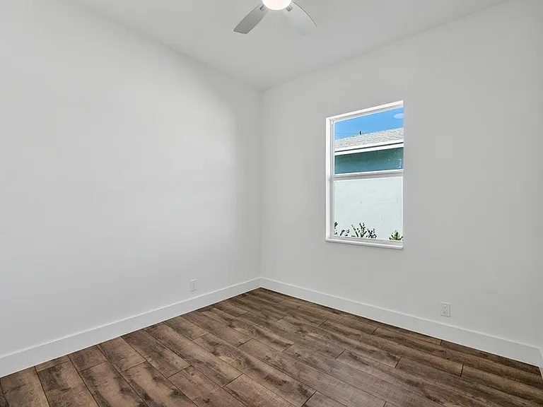 1573 W 16th St — Photo 11
