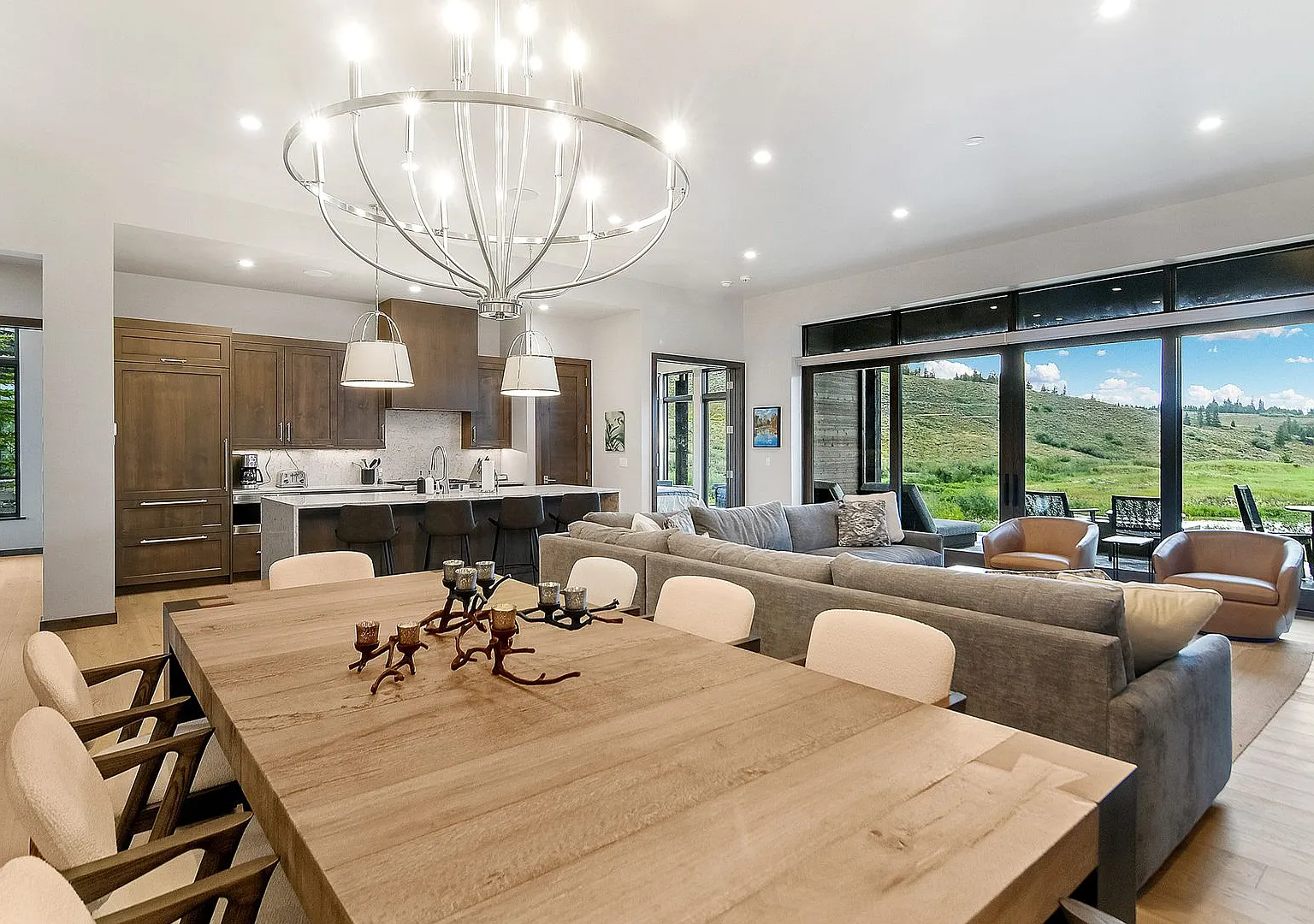 All utilities included! Luxury rental is an entertainers dream! Space, views, amenities, easily g... — Photo 2