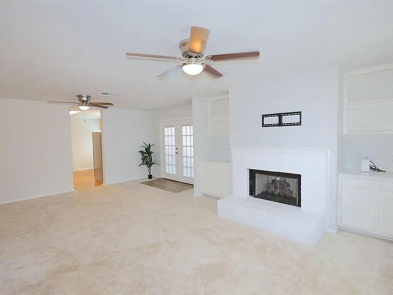 3229 Continental Dr — Photo 3