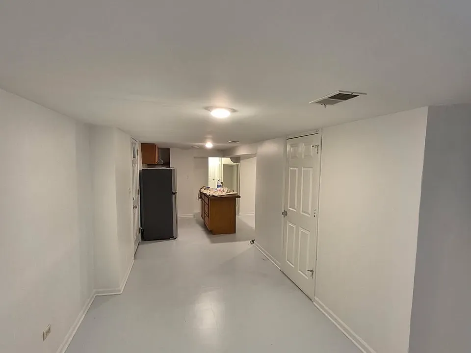 2326 N Sacramento Ave #BASEMENT