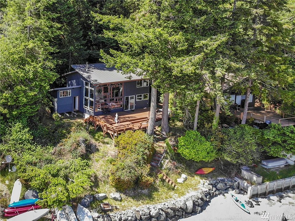 Views, sunny deck, easy path to a pebbly beach, and a substantial bulkhead...this beach house allows you to take full advantage of the waterfront lifestyle!