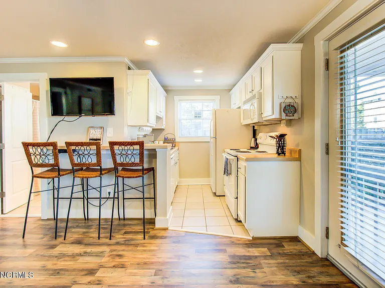 205 Florence Ave #4 — Photo 13