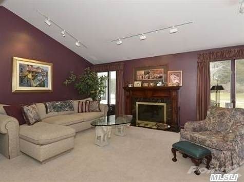 5th image of 8 Dorchester Dr