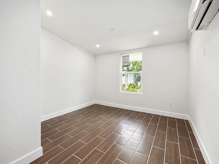 Australian Pines Apartments — Photo 17