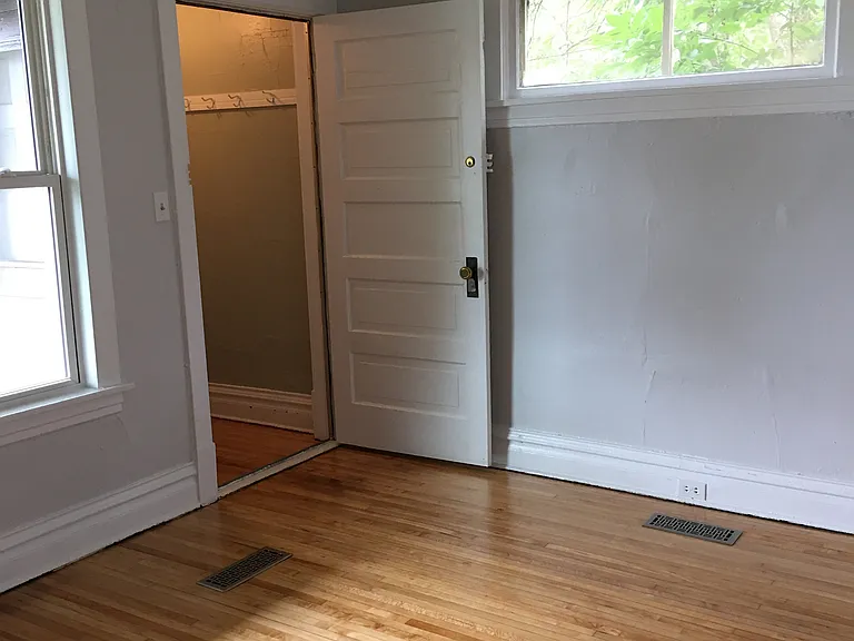 723 E 5th St #1/2 — Photo 16
