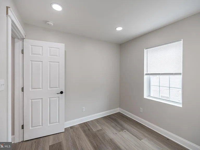 521 N Douglas St — Photo 23