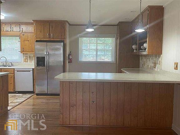 3rd image of 2602 Crockett Dr SE