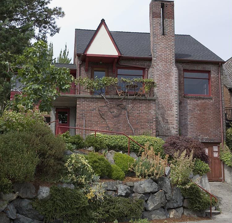 3 bdrm, 2 bth Tudor blending old-world charm w/modern convenience 
