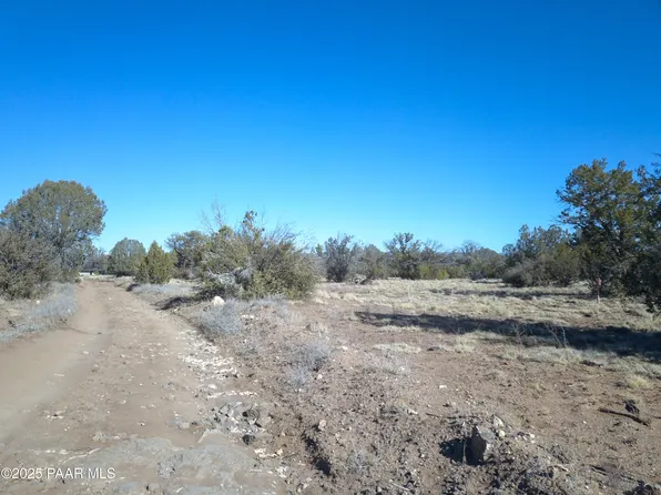 137 N Cattle Dr, Ash Fork, AZ 86320
