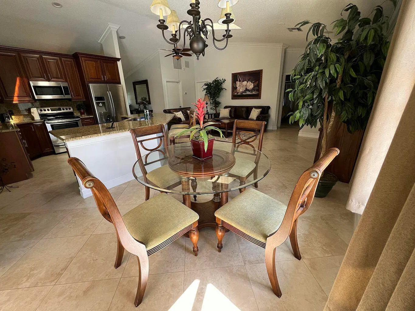 4 bed, 2.0 bath, 2112 sqft, $4,200 — Photo 3
