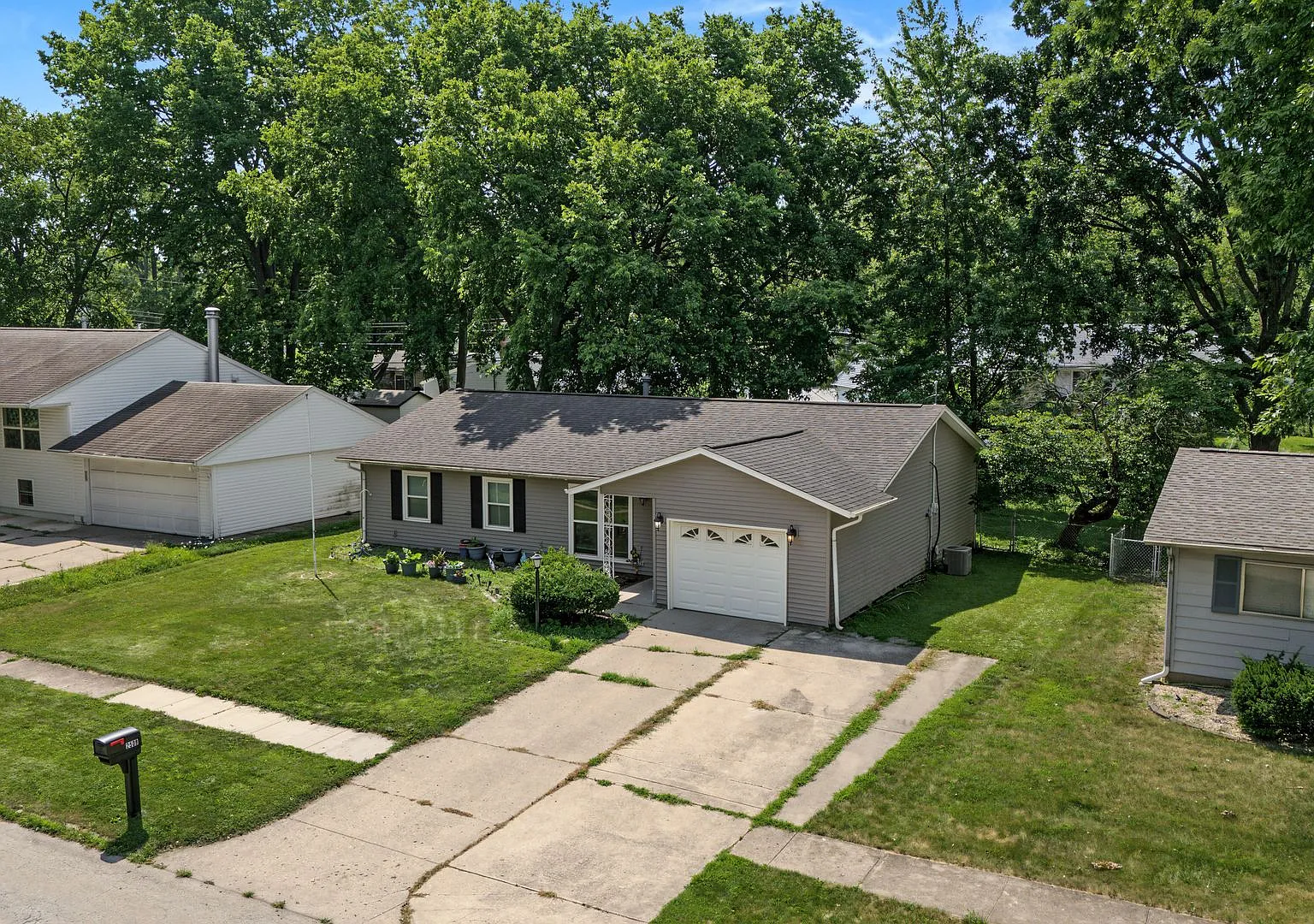 Charming 3-Bedroom Ranch with Attached Garage & Spacious Backyard in Southwest Champaign! — Photo 2
