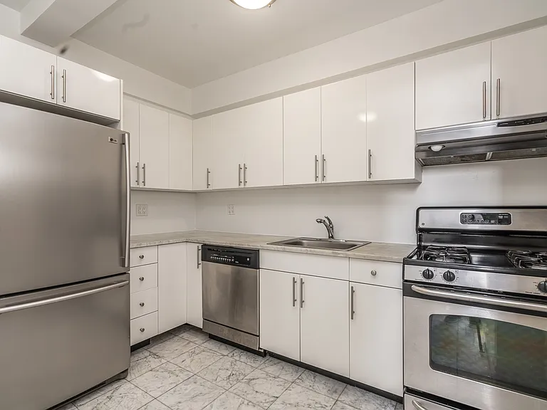301 E 21st St #8L — Photo 1