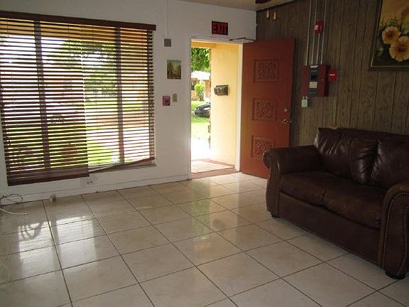 2nd image of 925 NE 144th St