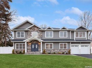 572 Rockland St, Westbury, NY 11590