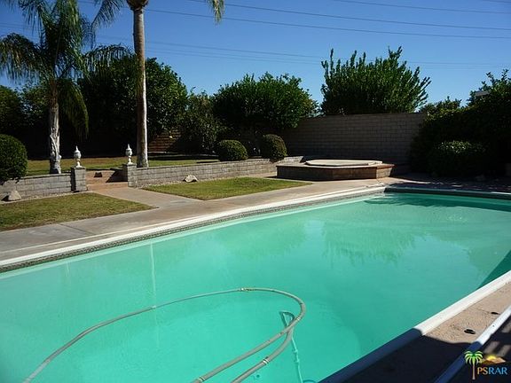 Cleaning system for pool