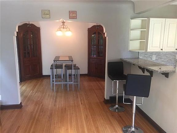 2nd image of 1303 Lakeview Ave