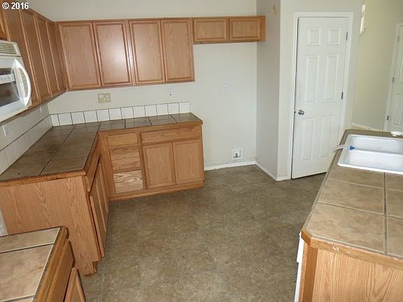 5th image of 685 SE Heathcliff Ln