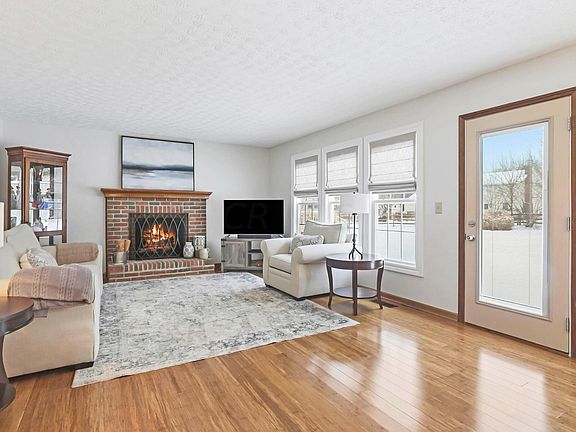 3rd image of 978 Paisley Pl