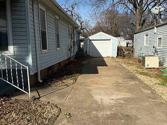3rd image of 409 E Brookfield Ave