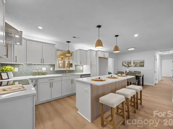 23 Coronet Ln, Hendersonville, NC 28792