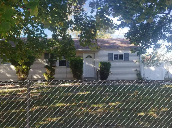 37 Yarnell St, Brentwood, NY 11717