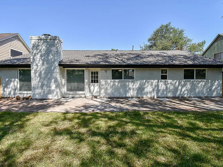 2835 Colony Dr — Photo 30