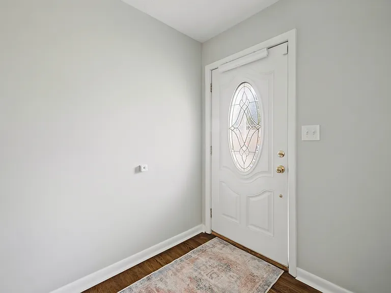 220 Manchester Dr — Photo 5