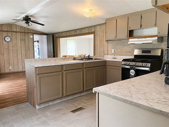 5th image of 4022 Reed Rd W
