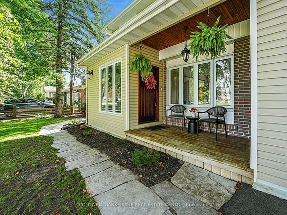 3rd image of 205 Sunset Cres