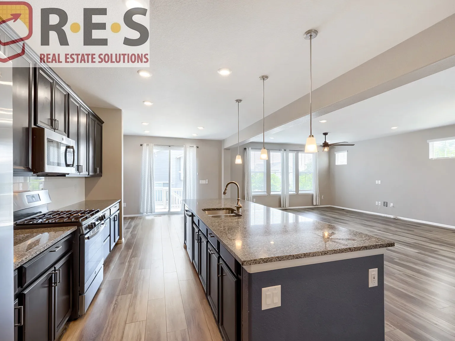 4 bed, 2.5 bath, 3948 sqft, $3,499 — Photo 4