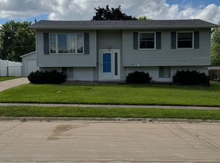 1855 Queens Dr, Bettendorf, IA