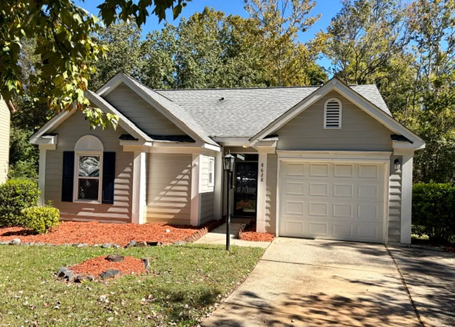 1/2 Month Off Special: 3 bed, 2bath with 1 car garage with many upgrades — Photo 1
