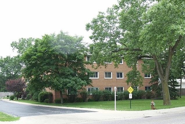 2nd image of 1925 E Oakton St APT 3C