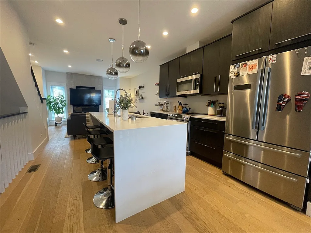 3 bed, 2.5 bath, 1300 sqft, $4,500 — Photo 1
