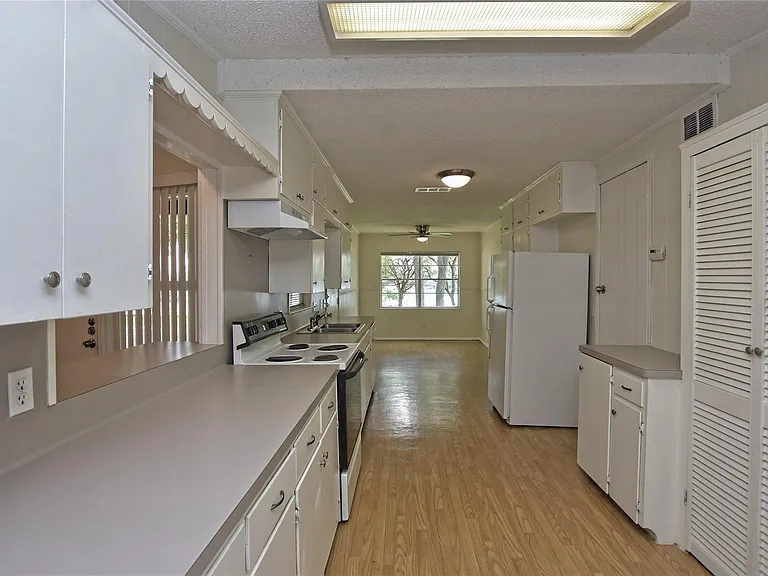 16013 Edwards Dr — Photo 14