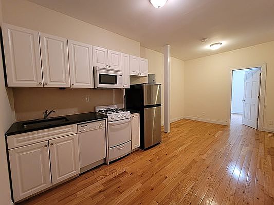 3rd image of 256 E 10th St #2X