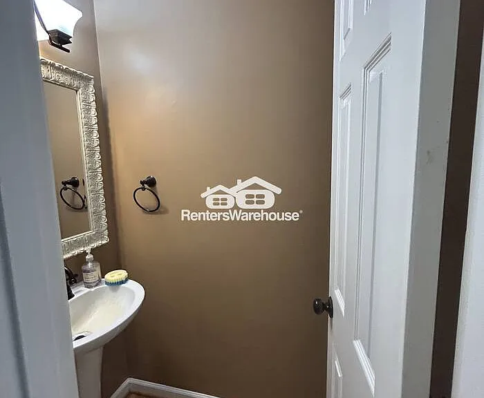 2501 Crestwood Cir — Photo 16