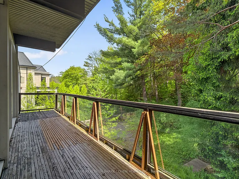 21 Tudor Gate — Photo 13
