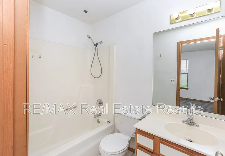2219 W Roselawn St — Photo 17