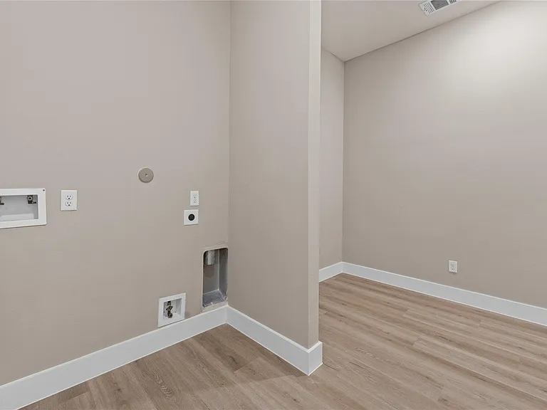 2618 Liguria Ln — Photo 17