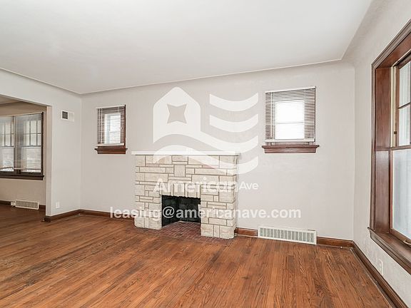 887525_003_living_room_3.jpg