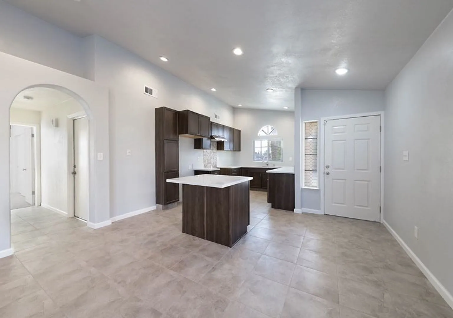 SW Bakersfield 3 bedroom/ 2 bathroom home — Photo 3