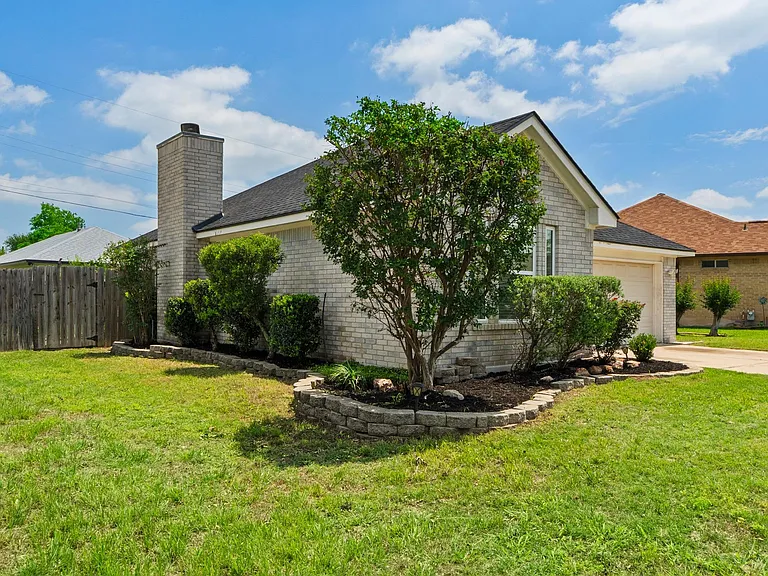 1501 Catherine Ct — Photo 2
