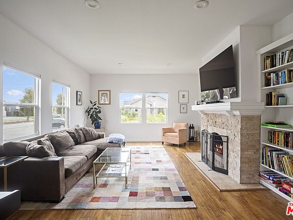 3rd image of 2400 W 74th St