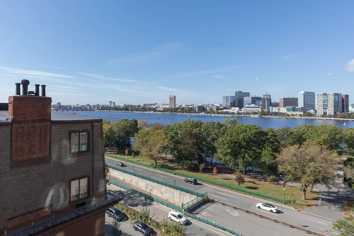Building Photo - 180 Beacon St #9C