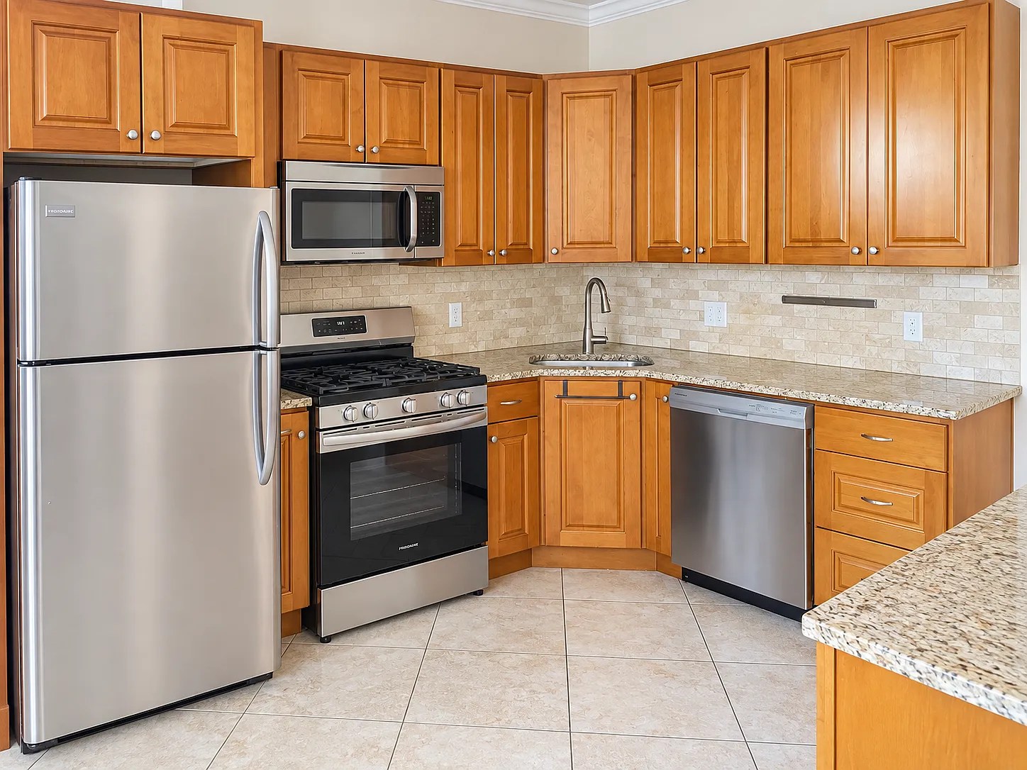 3 bed, 900 sqft, $2,950 — Photo 1